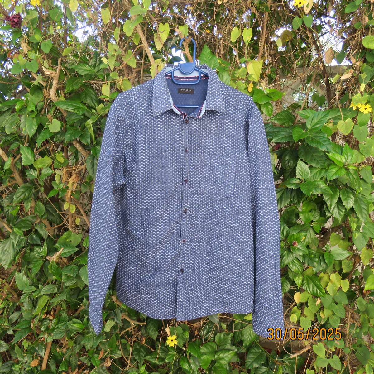 long sleeve 100% cotton men's shirt size Small. Navy-white