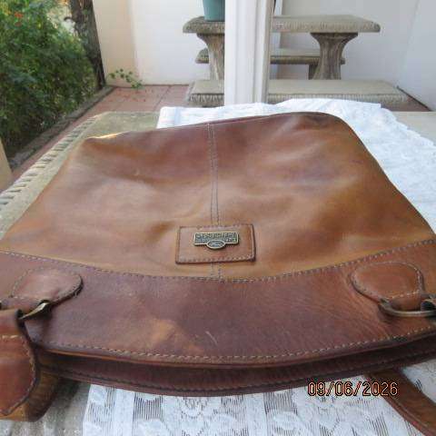 Der Lederhandler genuine leather in tan handbag with spacious storage