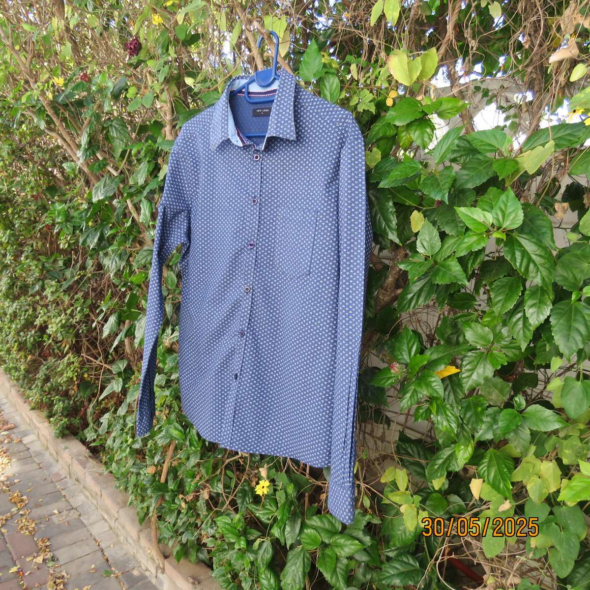 long sleeve 100% cotton men's shirt size Small. Navy-white