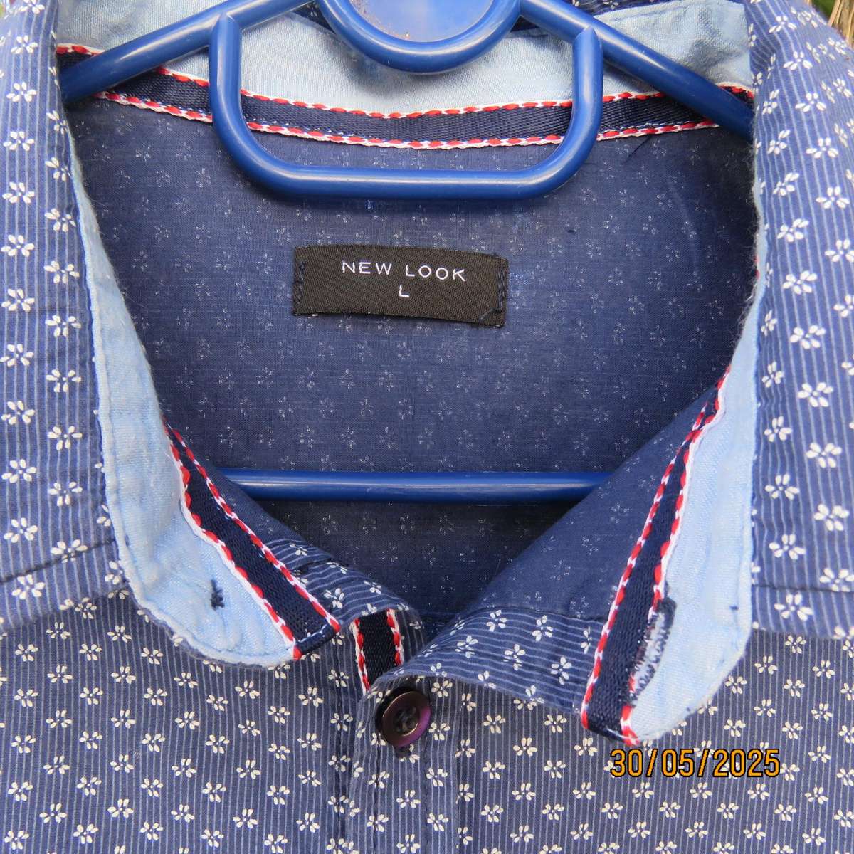 long sleeve 100% cotton men's shirt size Small. Navy-white