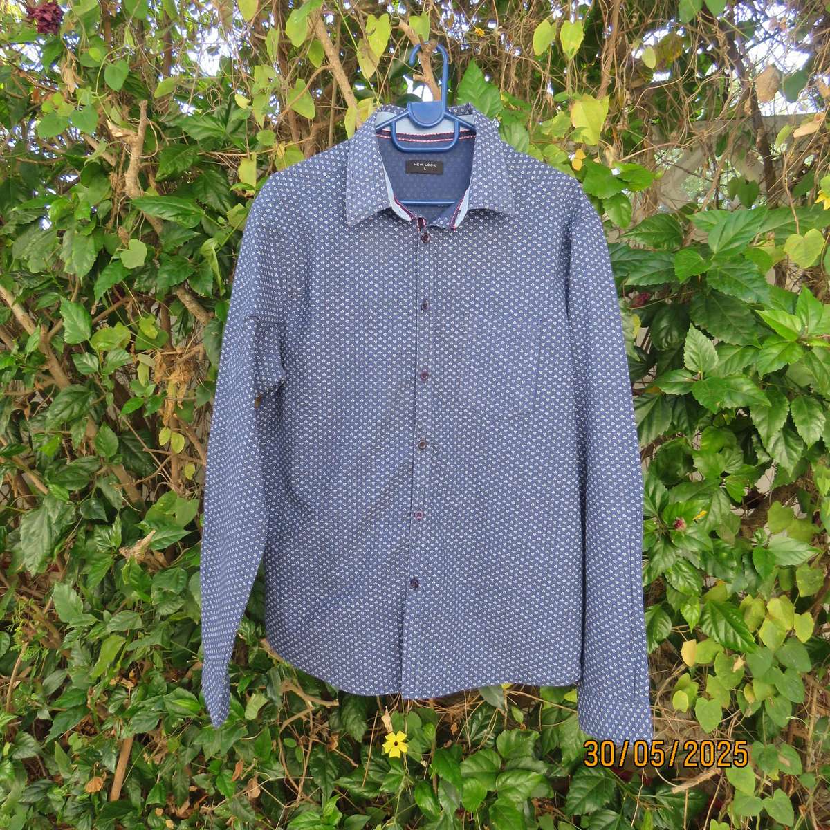 long sleeve 100% cotton men's shirt size Small. Navy-white