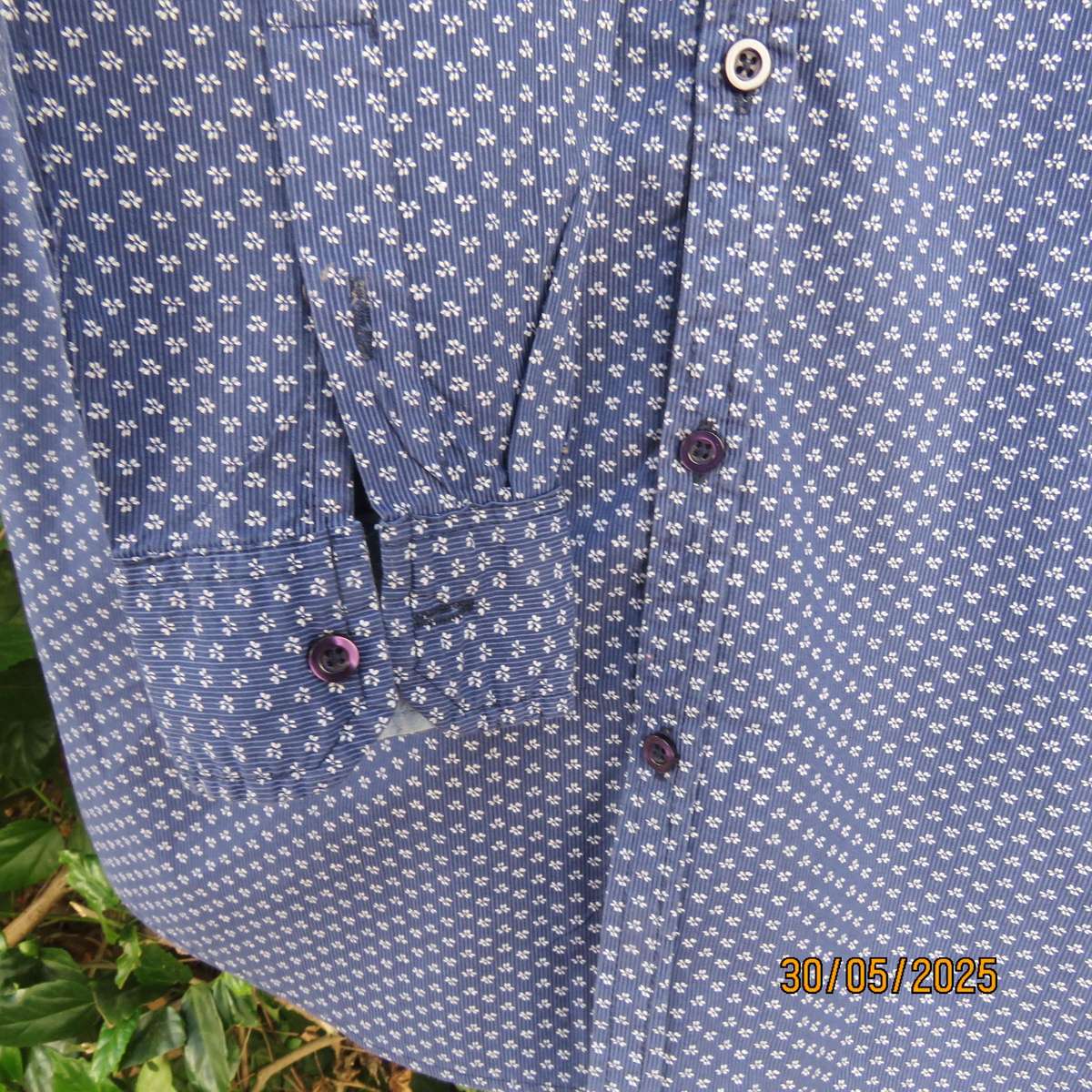 long sleeve 100% cotton men's shirt size Small. Navy-white