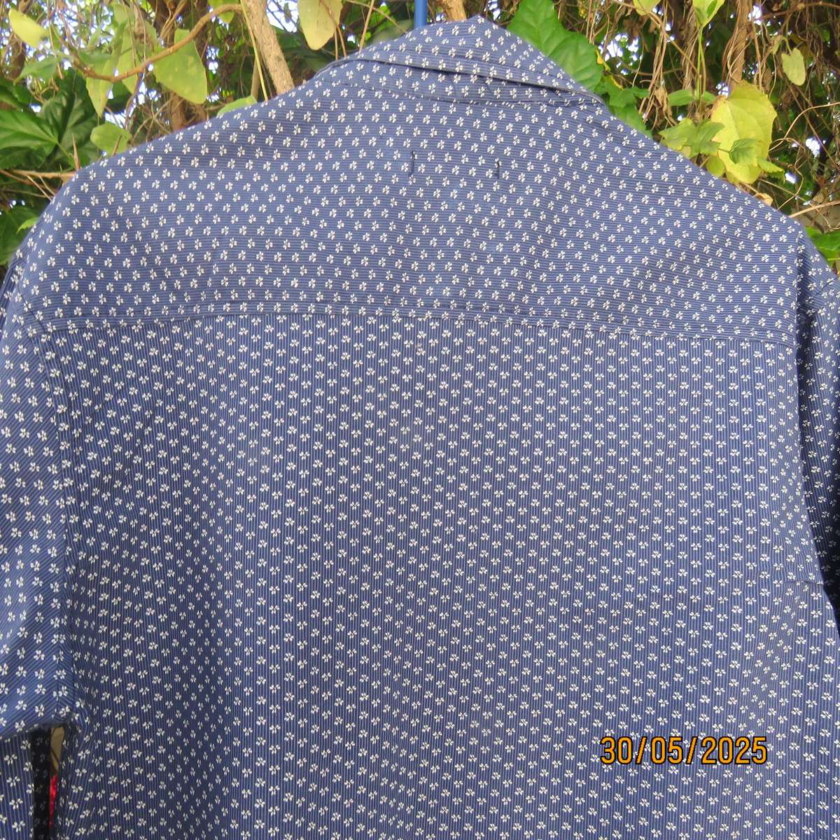 long sleeve 100% cotton men's shirt size Small. Navy-white