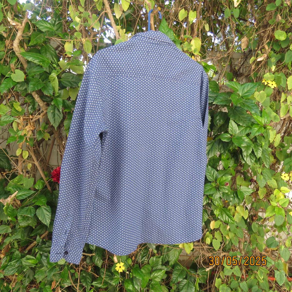 long sleeve 100% cotton men's shirt size Small. Navy-white