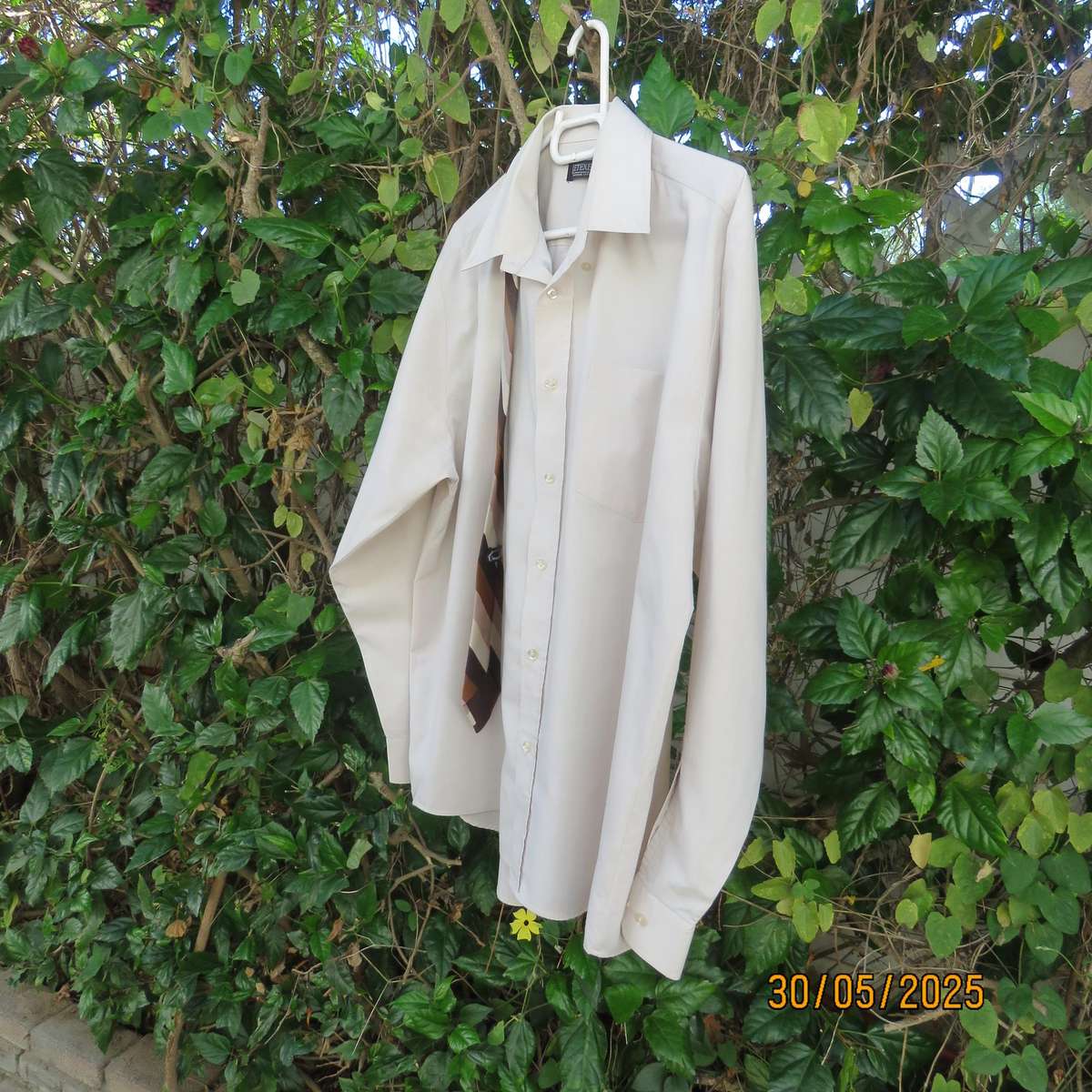 Jetexec Long Sleeve Ecru Polycotton Shirt XL with Free Cravateur Tie