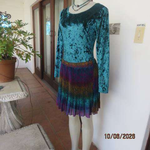 Permanent pleated sheer polyester mini lined skirt in warm colours, size 38