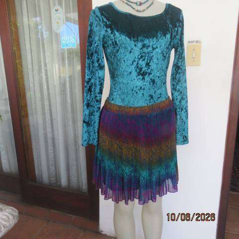 Permanent pleated sheer polyester mini lined skirt in warm colours, size 38