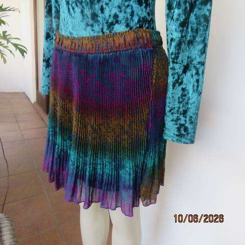 Permanent pleated sheer polyester mini lined skirt in warm colours, size 38