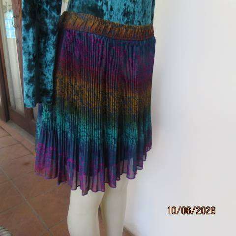 Permanent pleated sheer polyester mini lined skirt in warm colours, size 38