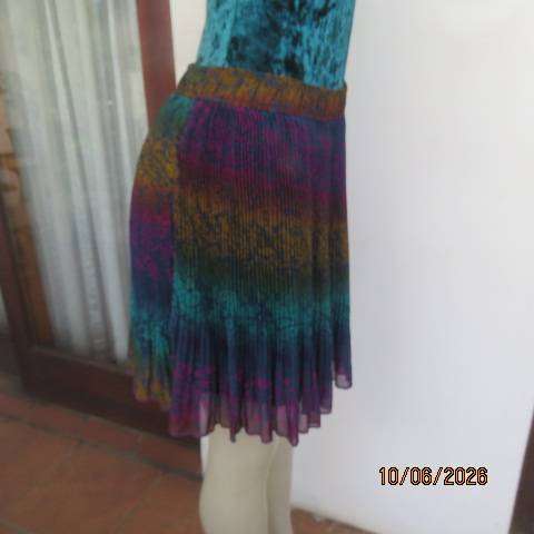 Permanent pleated sheer polyester mini lined skirt in warm colours, size 38