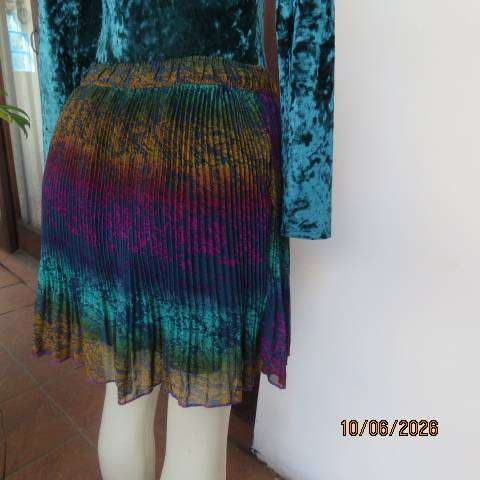 Permanent pleated sheer polyester mini lined skirt in warm colours, size 38