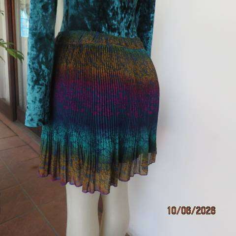 Permanent pleated sheer polyester mini lined skirt in warm colours, size 38