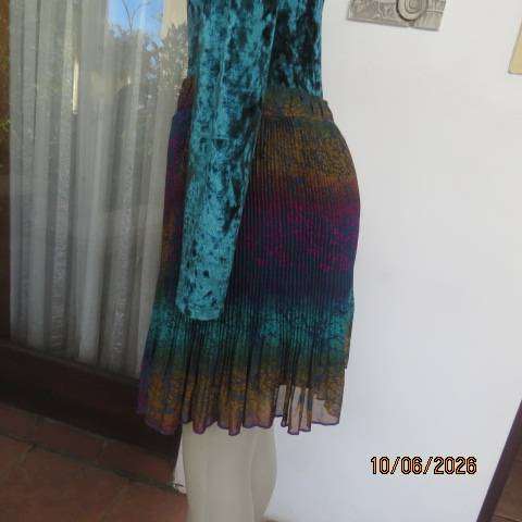 Permanent pleated sheer polyester mini lined skirt in warm colours, size 38