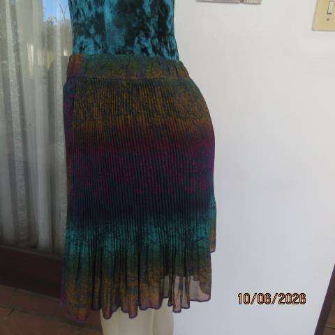 Permanent pleated sheer polyester mini lined skirt in warm colours, size 38