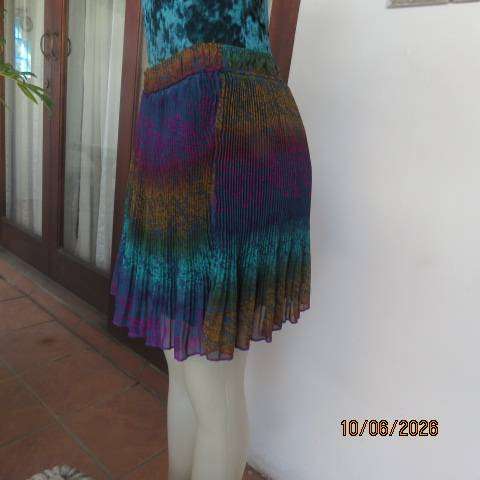 Permanent pleated sheer polyester mini lined skirt in warm colours, size 38