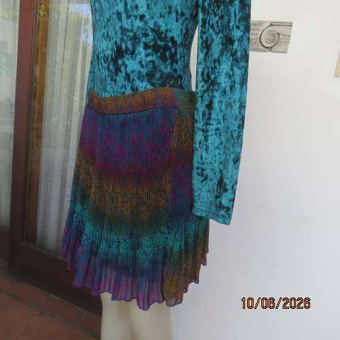 Permanent pleated sheer polyester mini lined skirt in warm colours, size 38