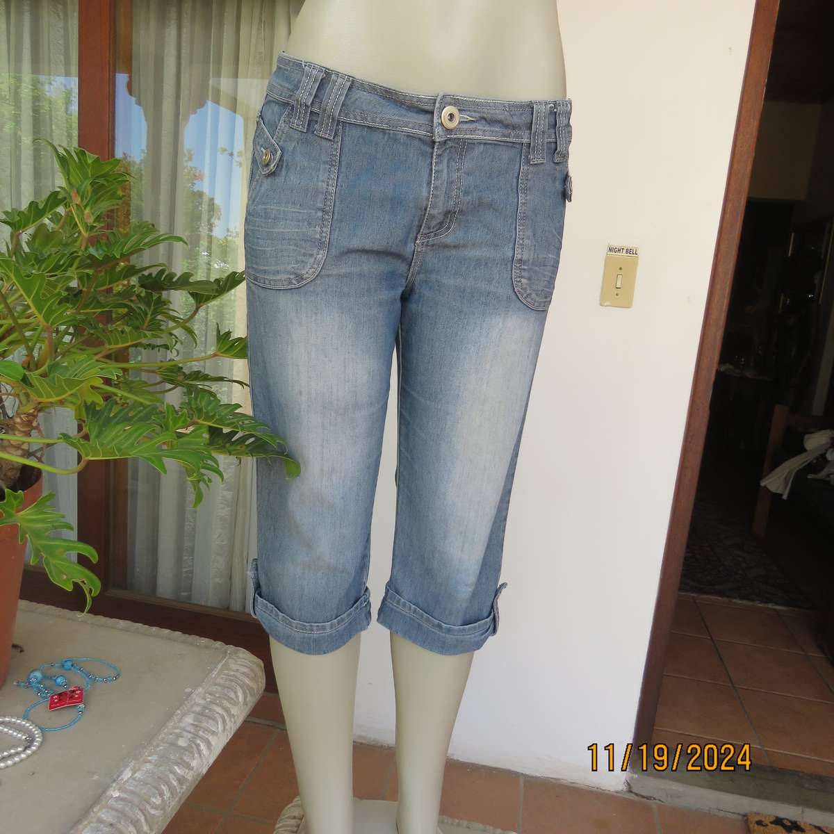 Charming blue denim jeans in stretch polycotton size 36. Pockets back-front. Turnovers on legs.
