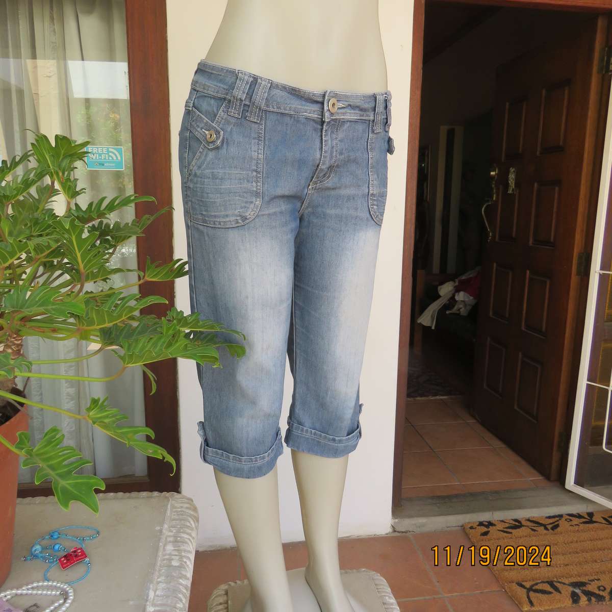Charming blue denim jeans in stretch polycotton size 36. Pockets back-front. Turnovers on legs.