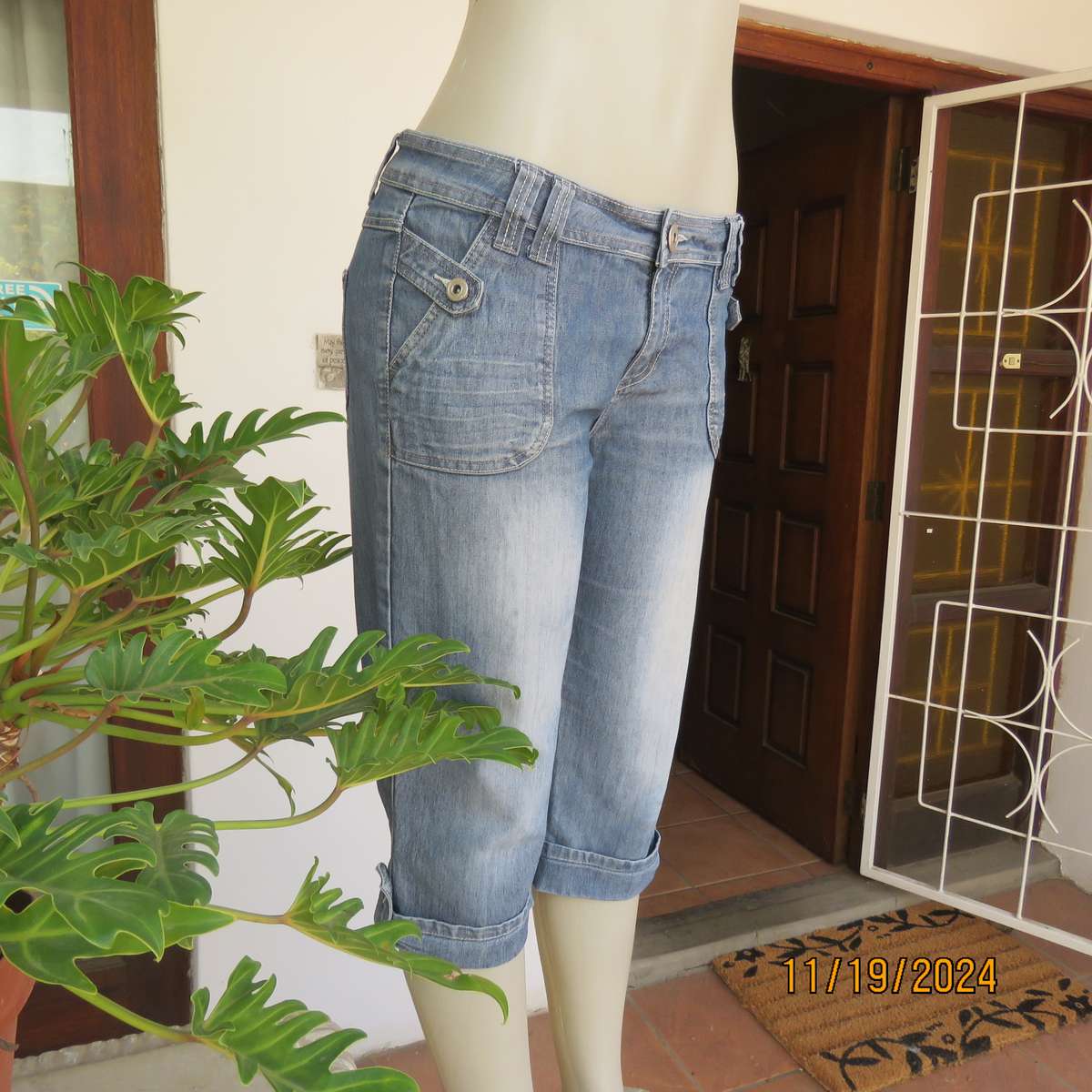Charming blue denim jeans in stretch polycotton size 36. Pockets back-front. Turnovers on legs.
