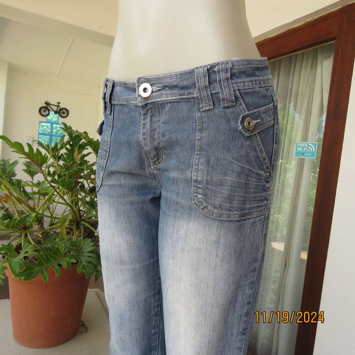 Charming blue denim jeans in stretch polycotton size 36. Pockets back-front. Turnovers on legs.
