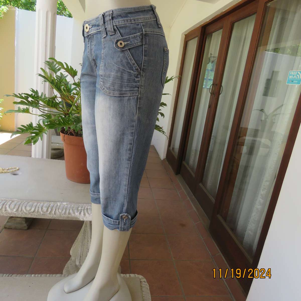 Charming blue denim jeans in stretch polycotton size 36. Pockets back-front. Turnovers on legs.