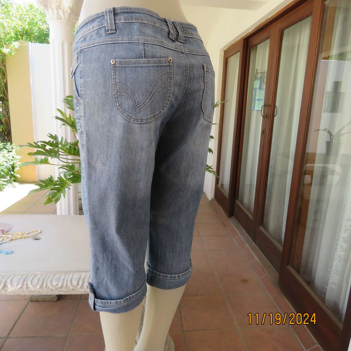 Charming blue denim jeans in stretch polycotton size 36. Pockets back-front. Turnovers on legs.