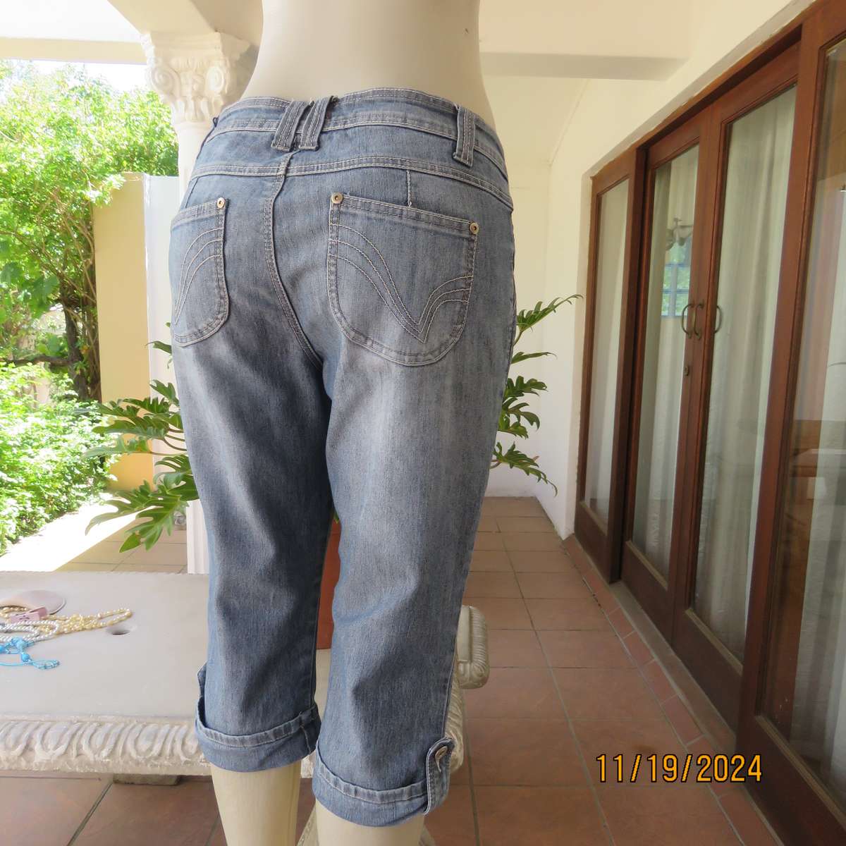 Charming blue denim jeans in stretch polycotton size 36. Pockets back-front. Turnovers on legs.