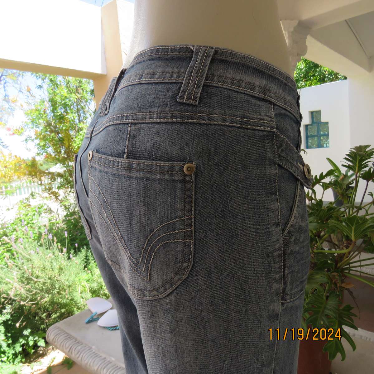 Charming blue denim jeans in stretch polycotton size 36. Pockets back-front. Turnovers on legs.