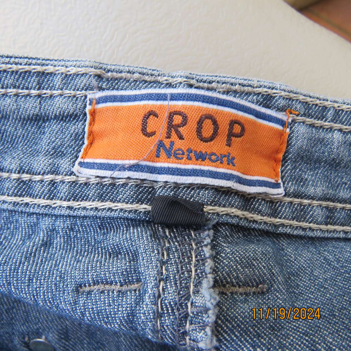 Charming blue denim jeans in stretch polycotton size 36. Pockets back-front. Turnovers on legs.