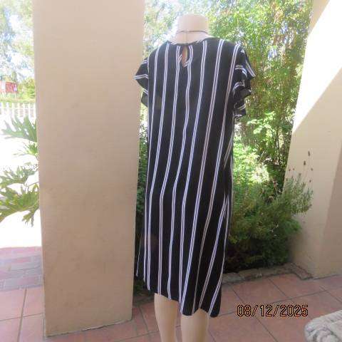 Shift dress in black-white vertical stripes with tiny capped sleeves. Size 40