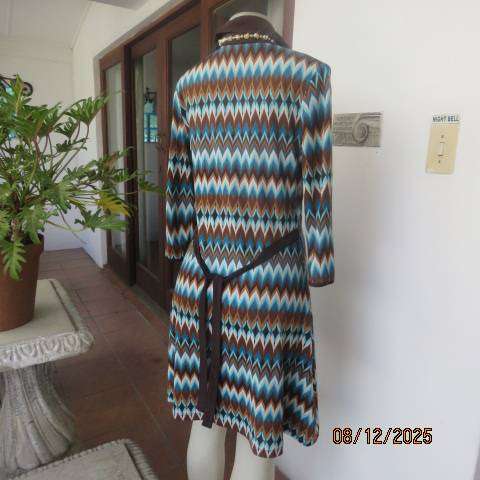 WWW zig zag horizontal printed stretch polyester dress in jade-browns and cream. Size 34