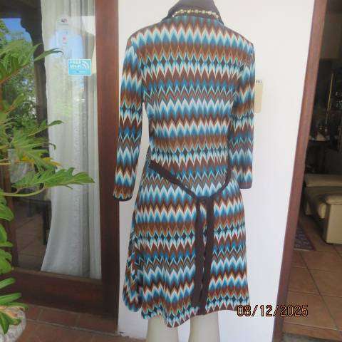 WWW zig zag horizontal printed stretch polyester dress in jade-browns and cream. Size 34