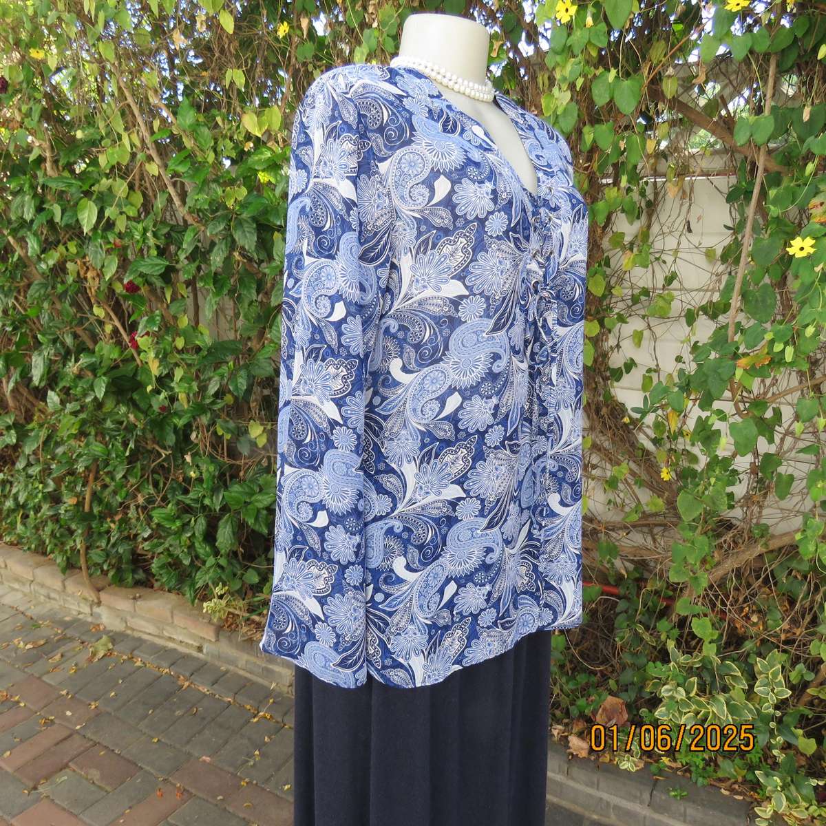 KELSO navy-blue-white paisley patterned slip over polyester long sleeve top. Size 36