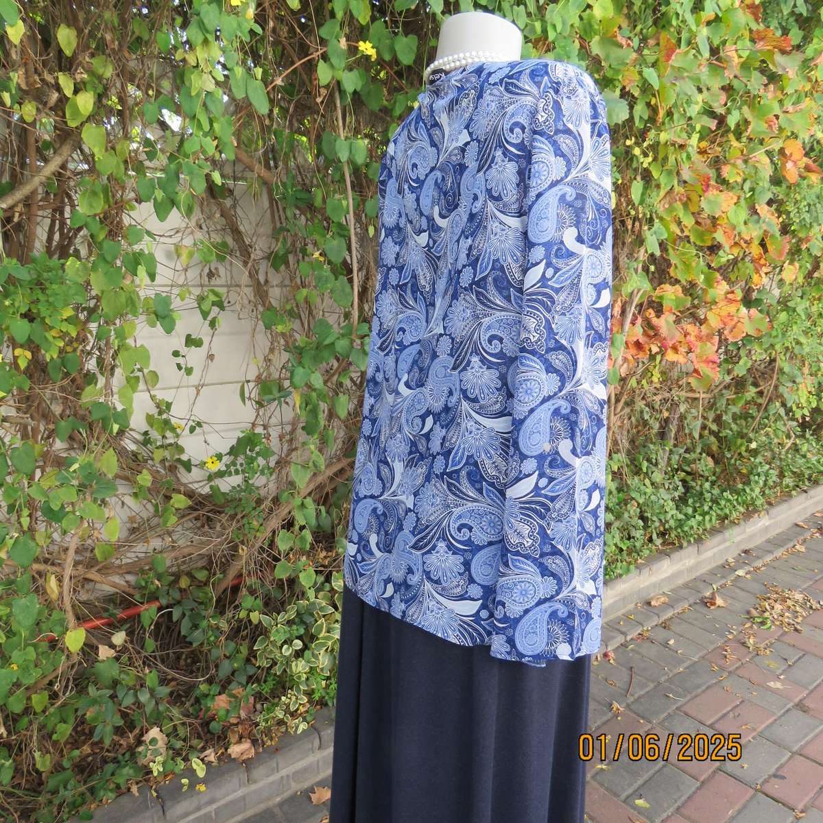KELSO navy-blue-white paisley patterned slip over polyester long sleeve top. Size 36
