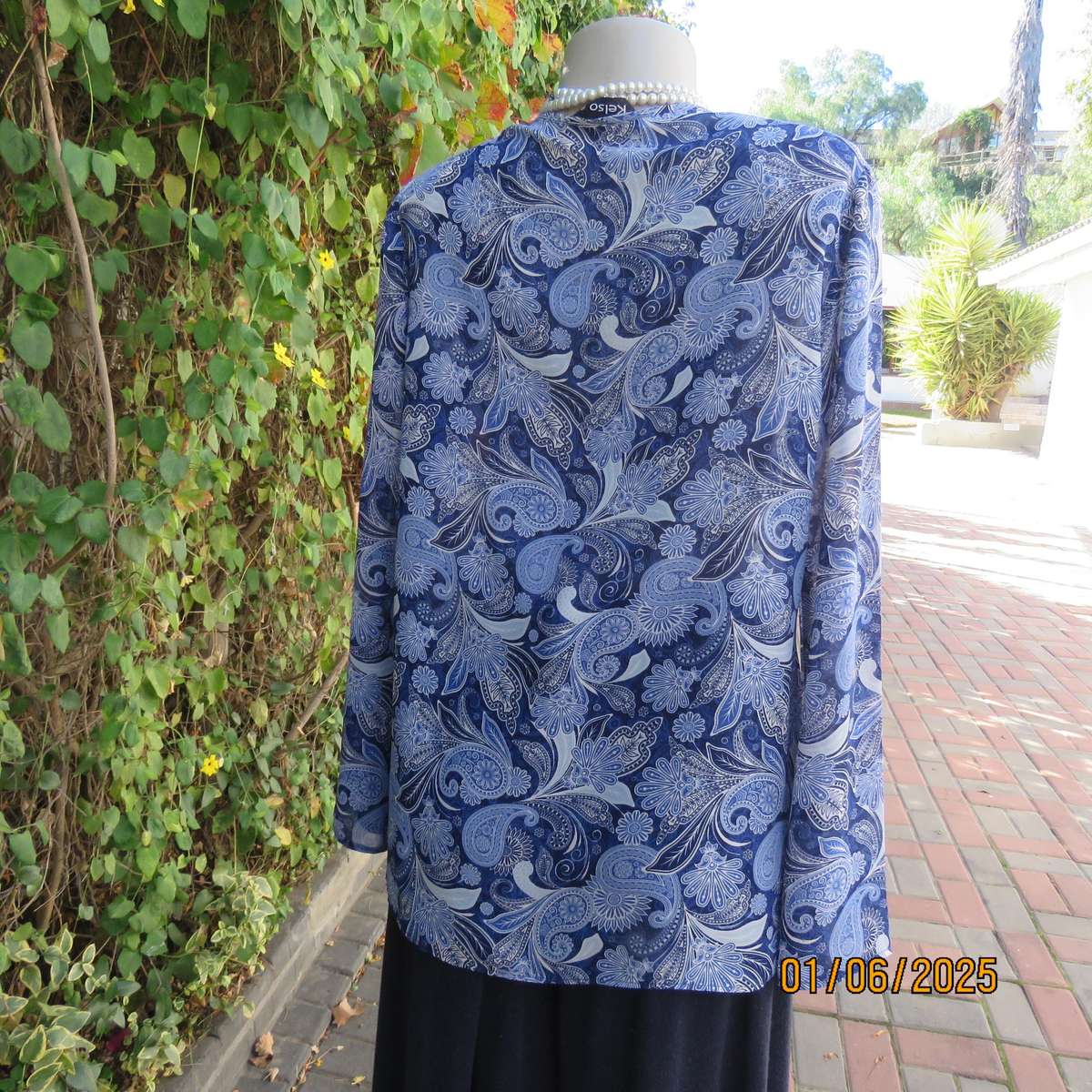 KELSO navy-blue-white paisley patterned slip over polyester long sleeve top. Size 36