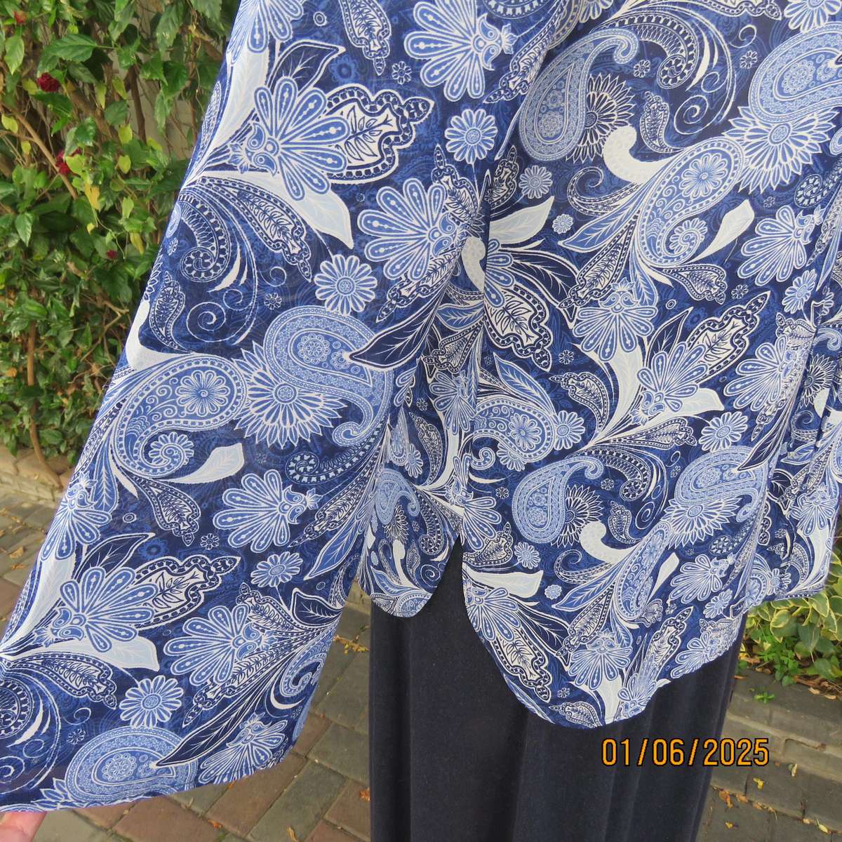 KELSO navy-blue-white paisley patterned slip over polyester long sleeve top. Size 36