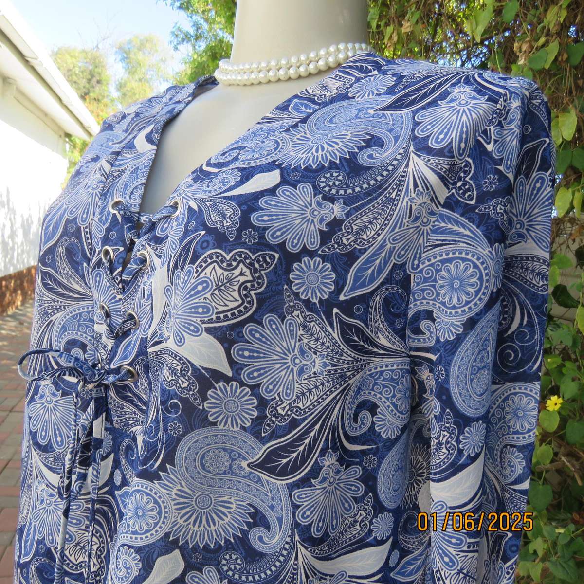 KELSO navy-blue-white paisley patterned slip over polyester long sleeve top. Size 36