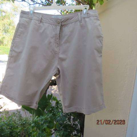 Beige cotton Bermuda shorts for women size 42-18, with belt loops