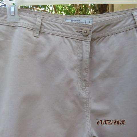 Beige cotton Bermuda shorts for women size 42-18, with belt loops