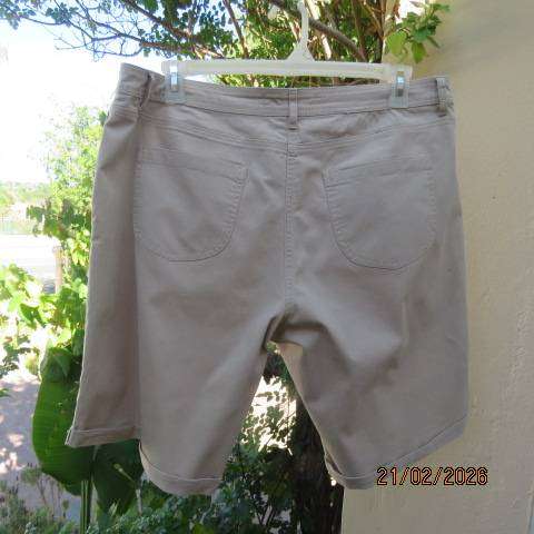 Beige cotton Bermuda shorts for women size 42-18, with belt loops