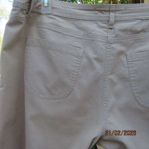 Beige cotton Bermuda shorts for women size 42-18, with belt loops