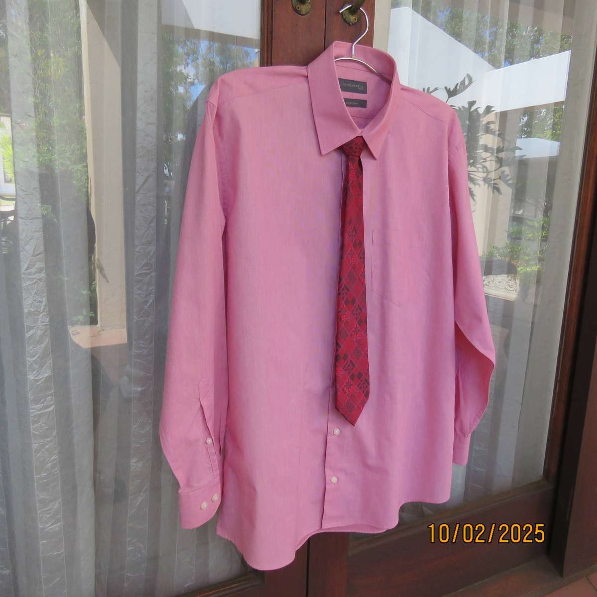 WOOLWORTHS red-white mottled polycotton shirt with free red tie. Size XL