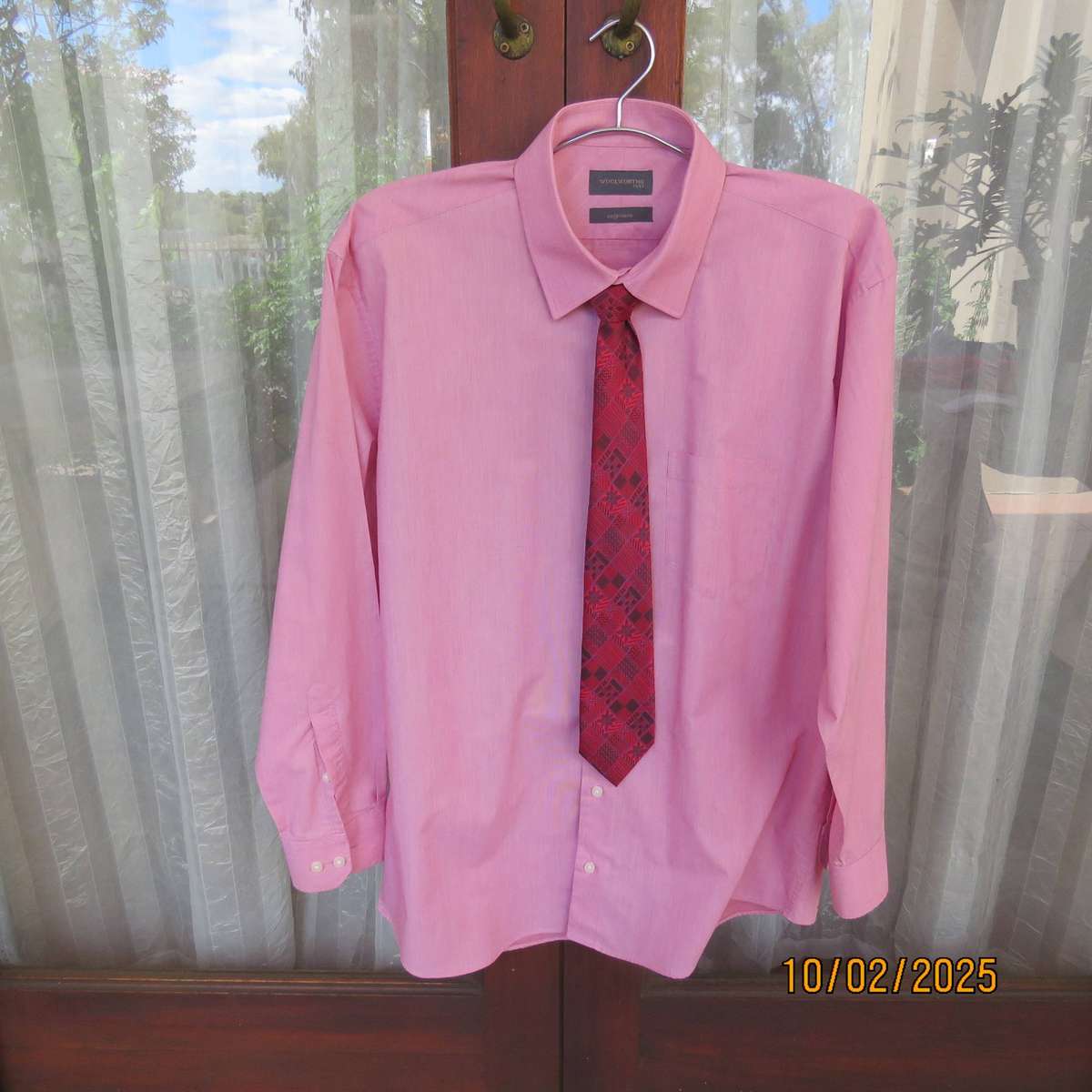 WOOLWORTHS red-white mottled polycotton shirt with free red tie. Size XL