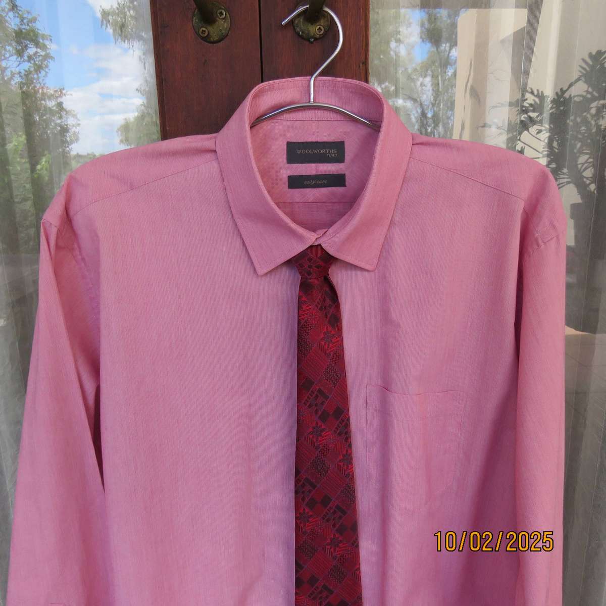 WOOLWORTHS red-white mottled polycotton shirt with free red tie. Size XL