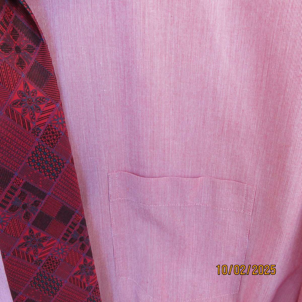 WOOLWORTHS red-white mottled polycotton shirt with free red tie. Size XL
