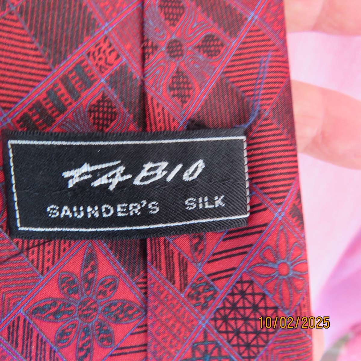 WOOLWORTHS red-white mottled polycotton shirt with free red tie. Size XL