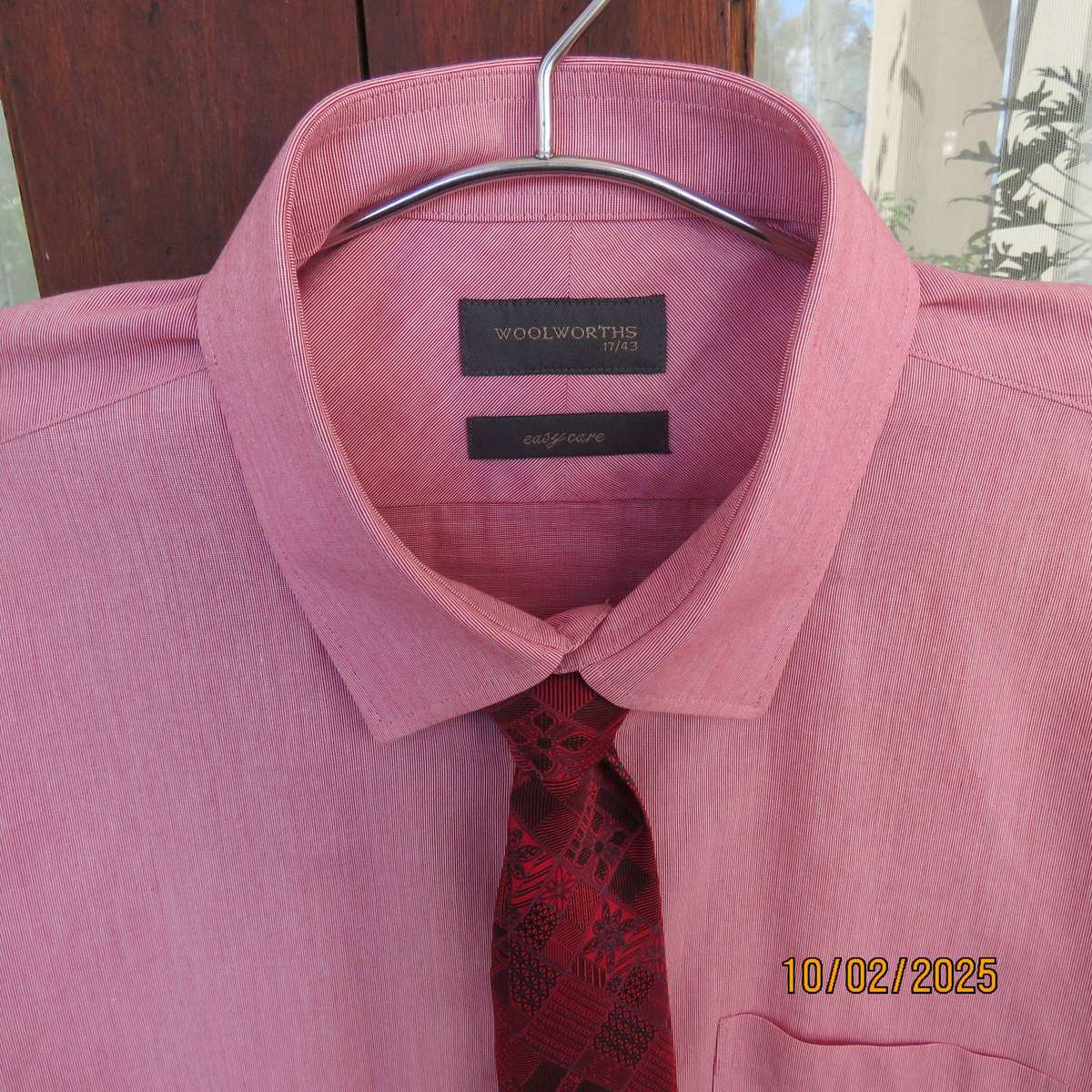 WOOLWORTHS red-white mottled polycotton shirt with free red tie. Size XL