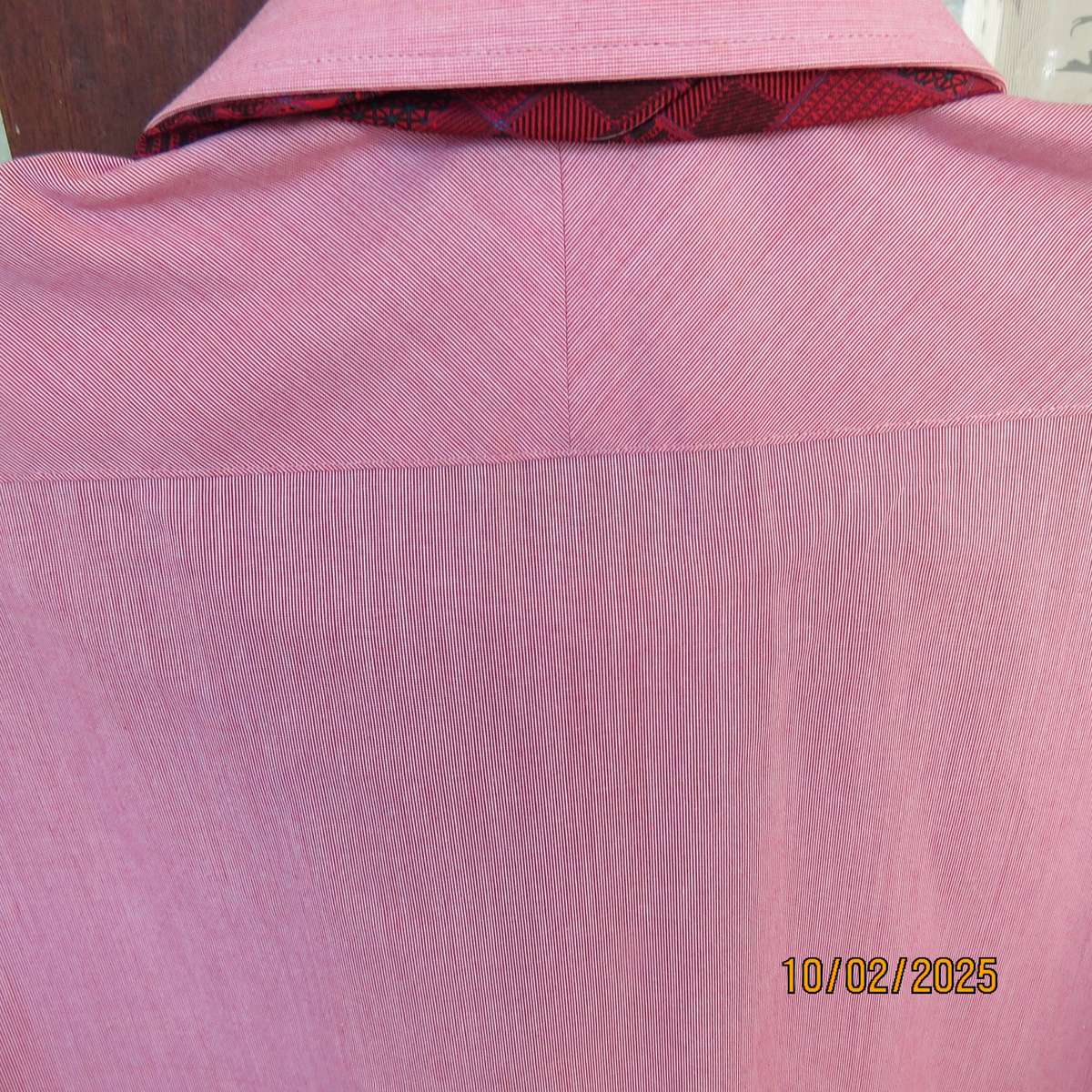 WOOLWORTHS red-white mottled polycotton shirt with free red tie. Size XL