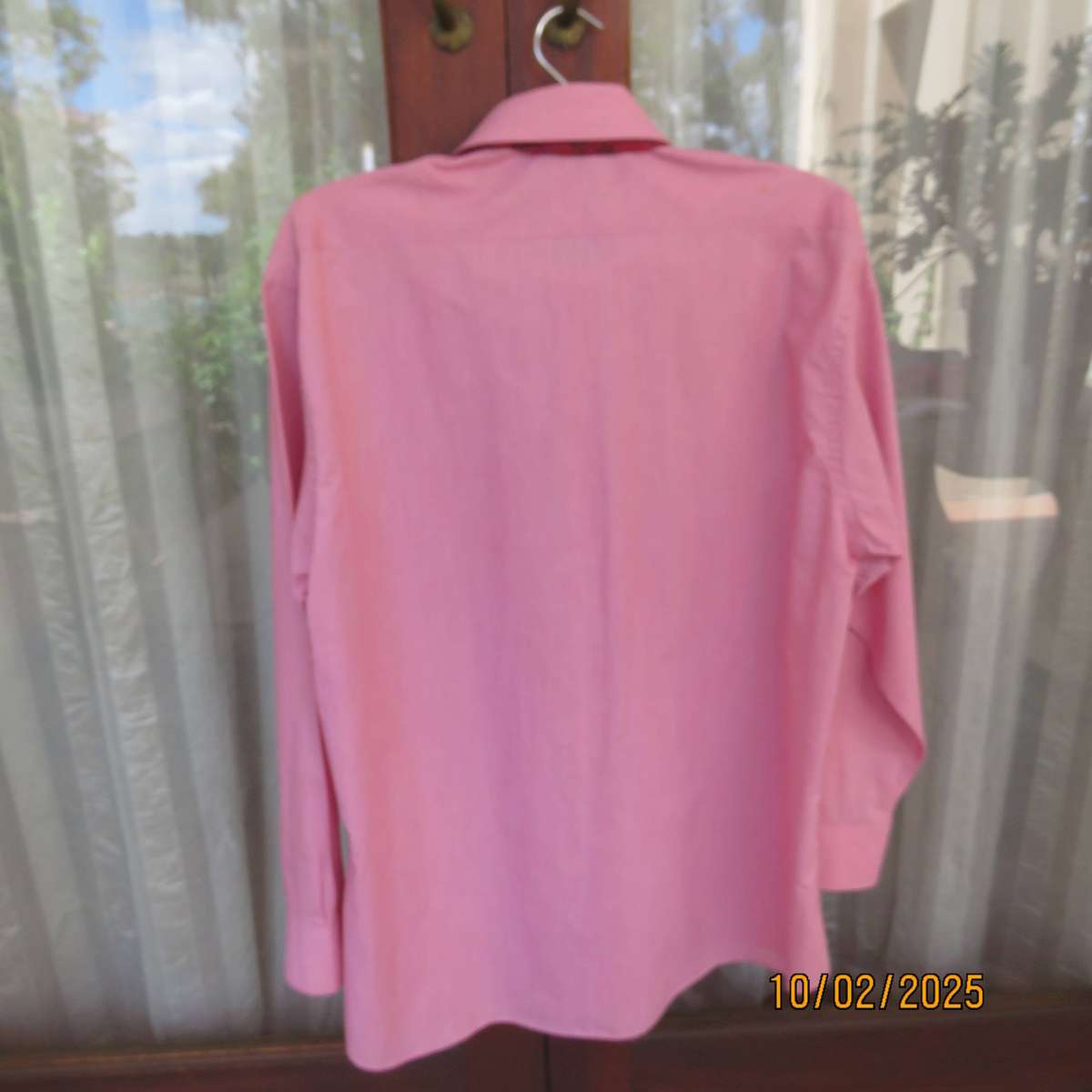 WOOLWORTHS red-white mottled polycotton shirt with free red tie. Size XL