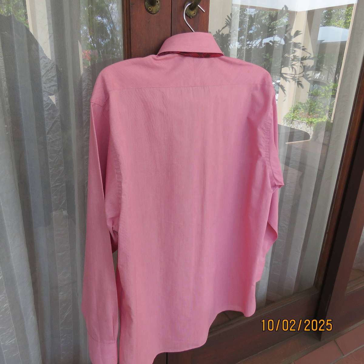 WOOLWORTHS red-white mottled polycotton shirt with free red tie. Size XL